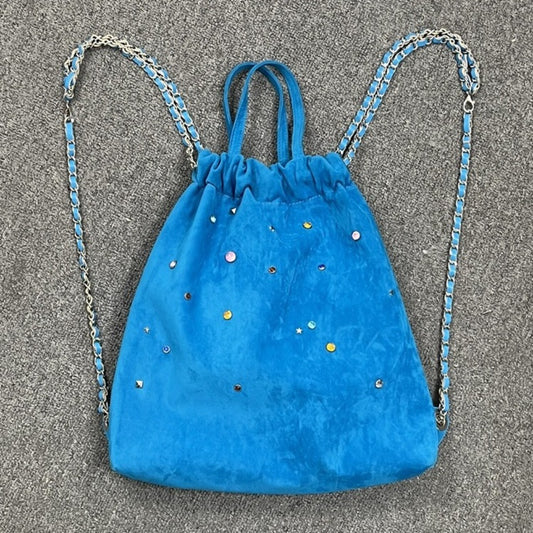 Mochila de mujer de ante mate, con cadena y detalles de piedras preciosas de colores; mochila portátil con cordón ajustable.