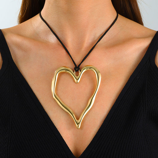 Vintage Zinc Alloy Necklace, Exaggerated Hollow Heart Resin Pendant, Retro Clavicle Chain