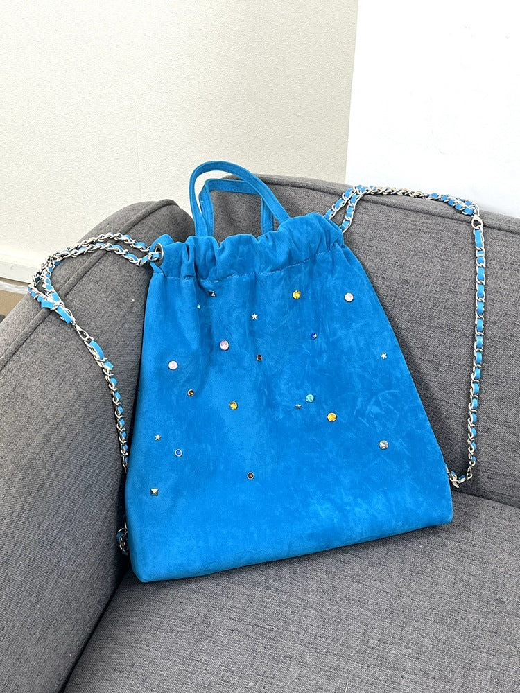 Mochila de mujer de ante mate, con cadena y detalles de piedras preciosas de colores; mochila portátil con cordón ajustable.