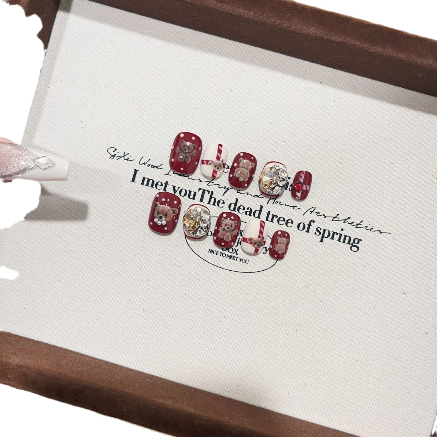 Armadura roja navideña hecha a mano de Año Nuevo, oso de dibujos animados, linda armadura con parche de uñas de otoño e invierno hecho a mano.