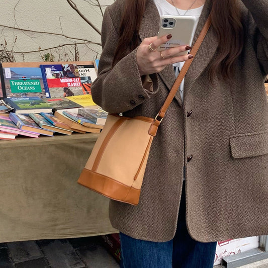 Bolso tipo cubo retro con textura sencilla y diseño minimalista - Bolso versátil para mujer, ideal para llevar al hombro o cruzado.