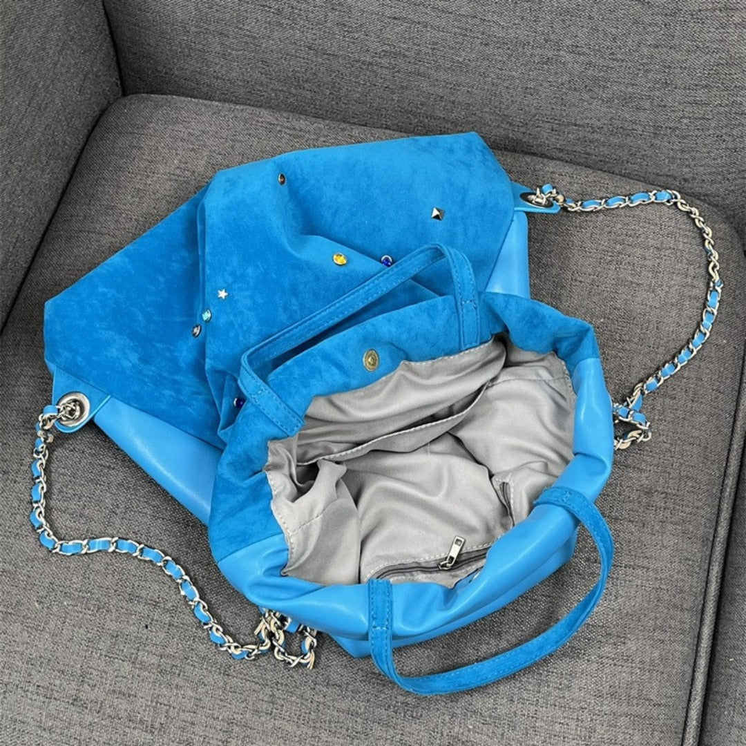 Mochila de mujer de ante mate, con cadena y detalles de piedras preciosas de colores; mochila portátil con cordón ajustable. 