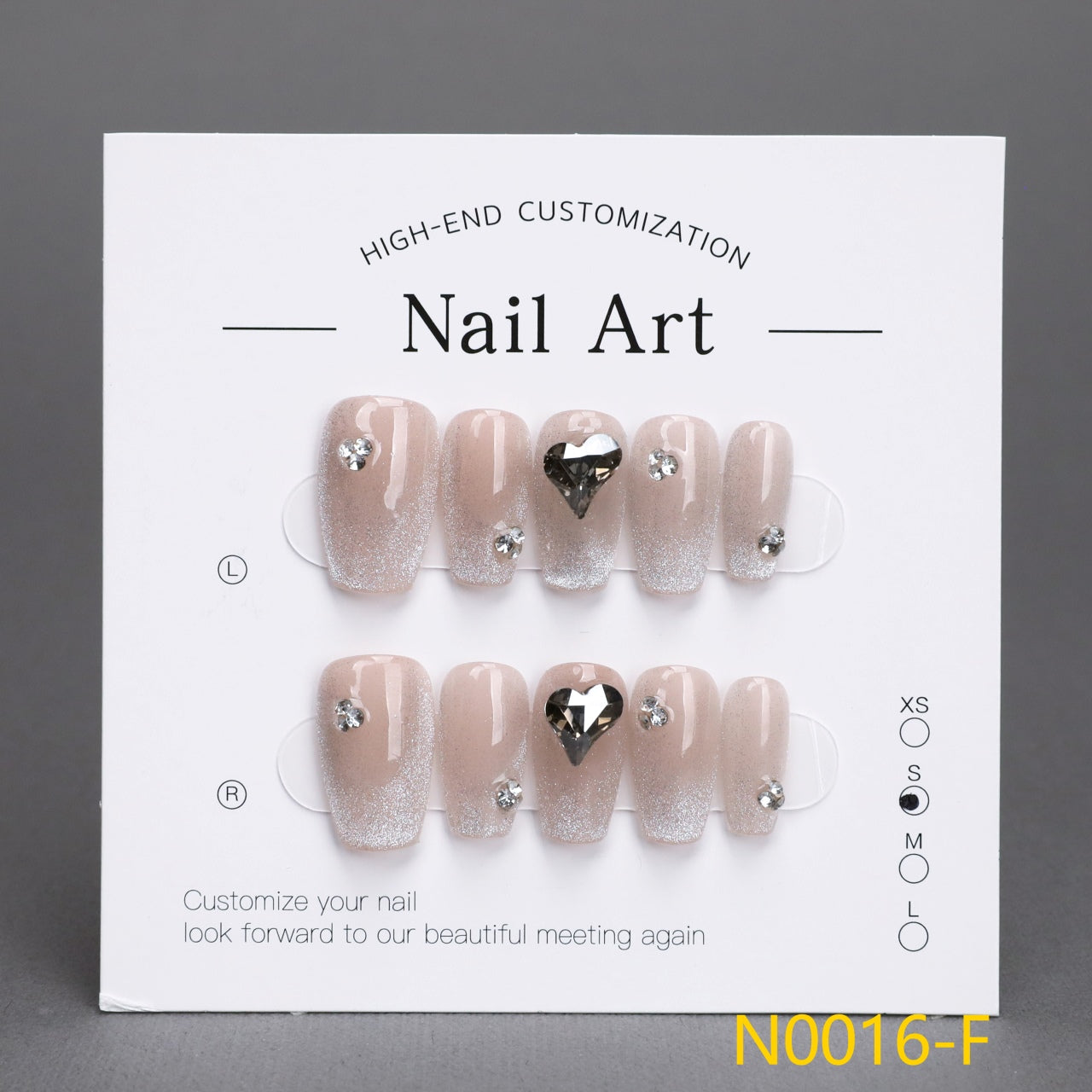 Uñas navideñas con corazones y copos de nieve en 3D 