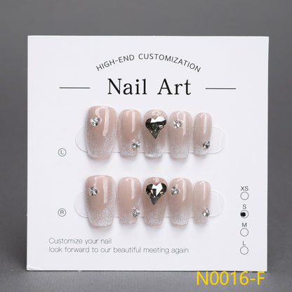 Uñas navideñas con corazones y copos de nieve en 3D 