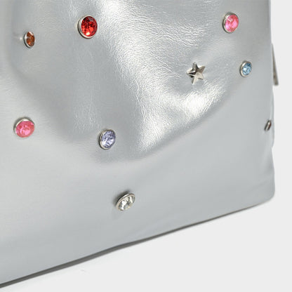 Mochila versátil de gran capacidad, estilo bandolera con cadena y asa de mano. 