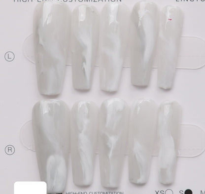 Uñas acrílicas de ataúd blanco con copos de nieve