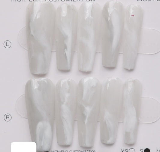 Uñas acrílicas de ataúd blanco con copos de nieve