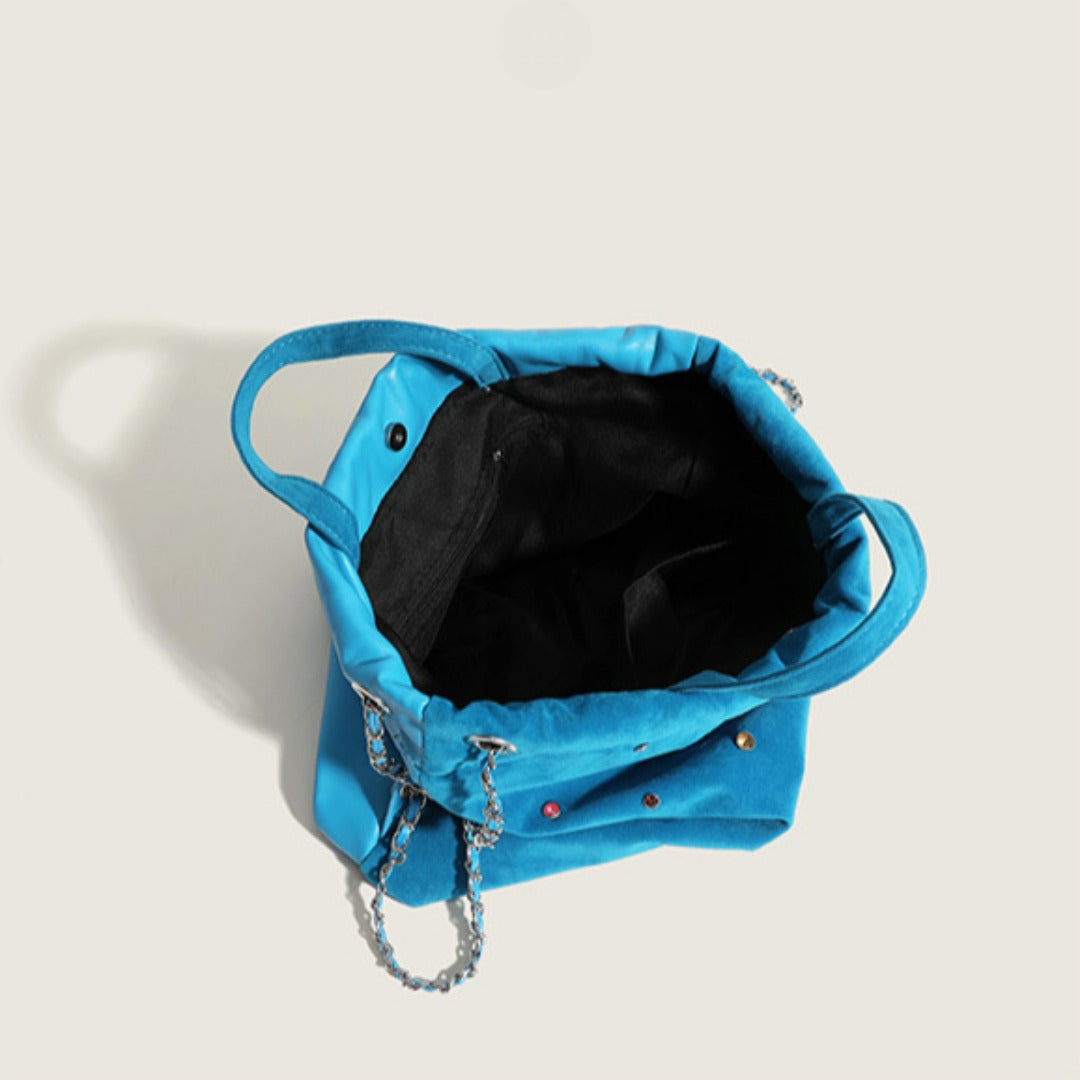 Mochila de mujer de ante mate, con cadena y detalles de piedras preciosas de colores; mochila portátil con cordón ajustable. 