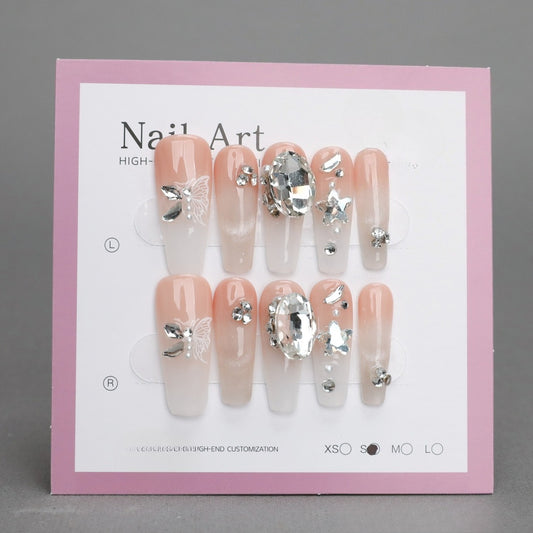 Uñas con mariposas rosas y diamantes de imitación