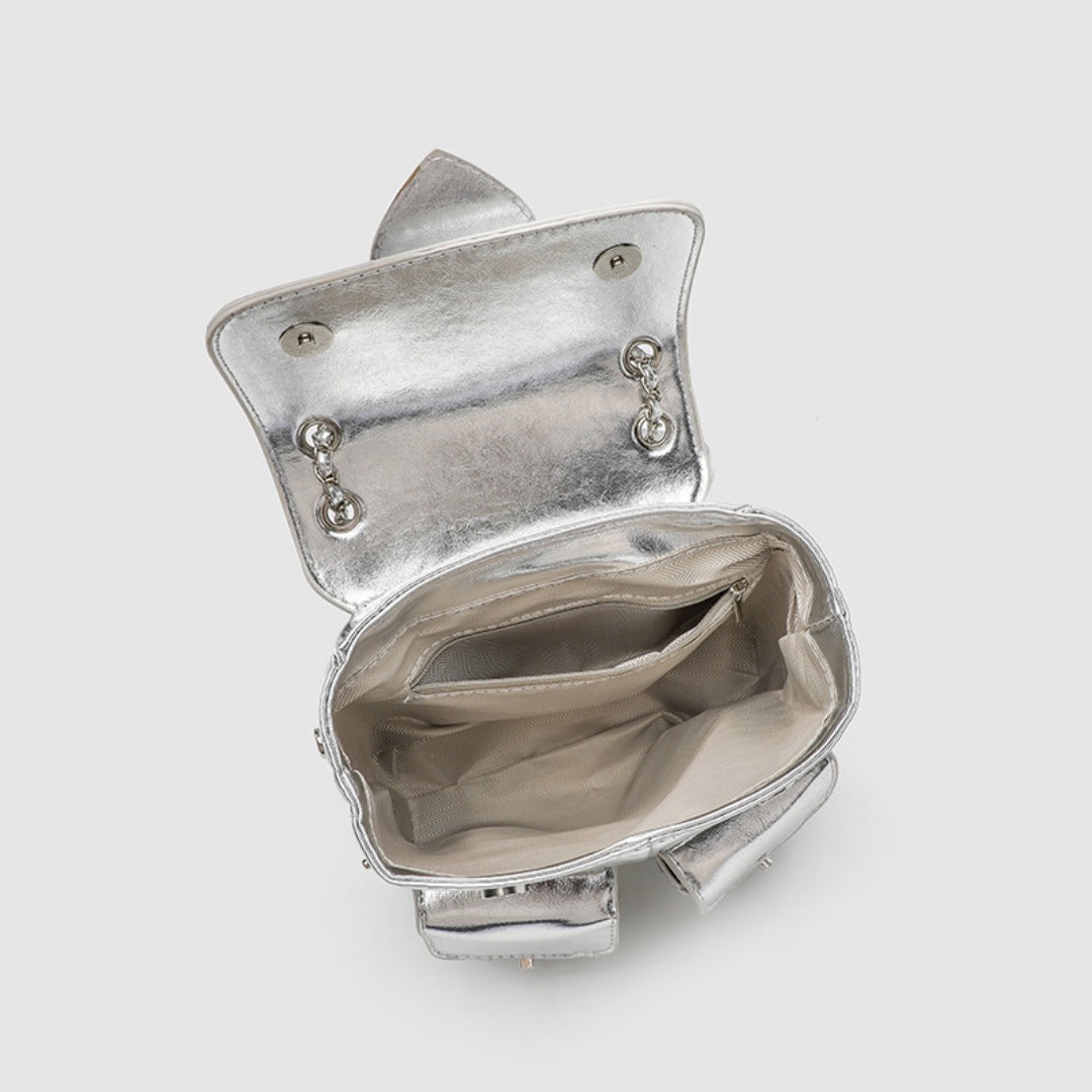 Mochila-bolso plateada de diseño elegante – Bolso tipo cubo versátil con cadena y acabado metálico, ideal para viajes y ocasiones especiales.