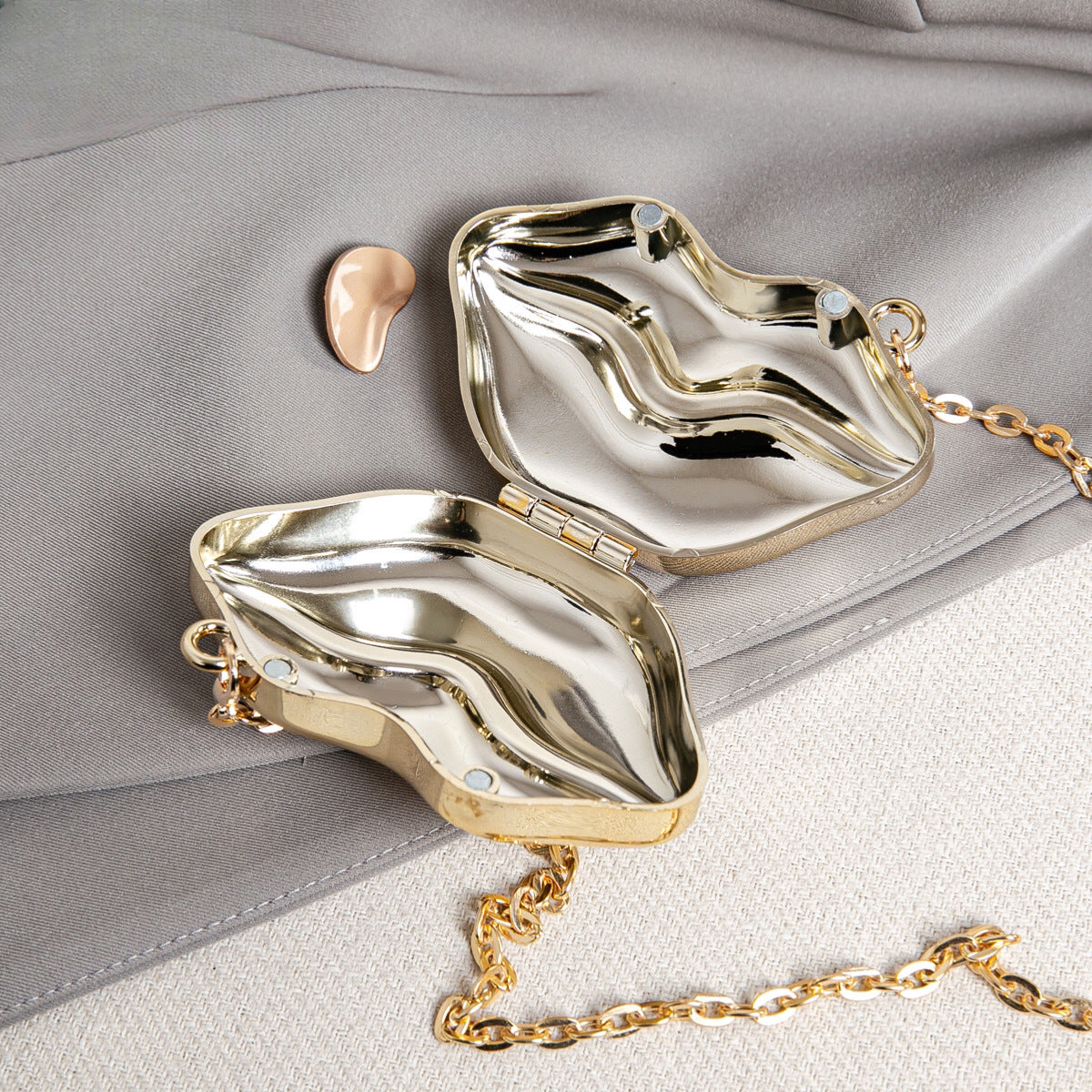 Lip Shaped Small evening Clutch Purse – Stylish Shinny Party Purse, Perfect for Casual Outings, Proms, and Parties – A Unique Fashion Accessory That Turns Heads