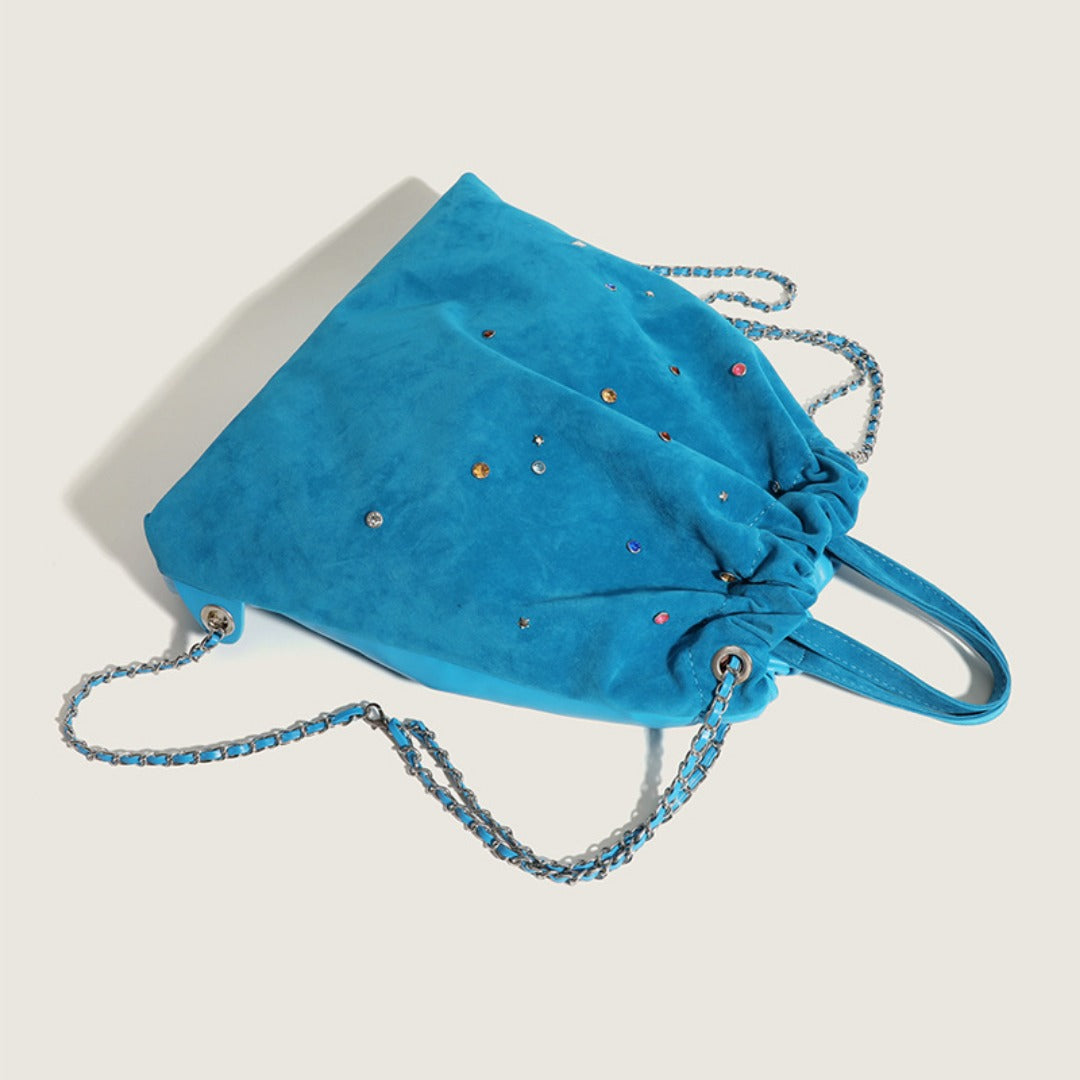 Mochila de mujer de ante mate, con cadena y detalles de piedras preciosas de colores; mochila portátil con cordón ajustable. 