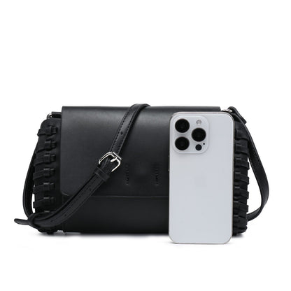 Bolso bandolera pequeño plateado, bolso cuadrado compacto color canela y negro con detalle de tejido artesanal.