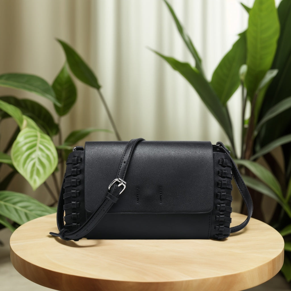 Bolso bandolera pequeño plateado, bolso cuadrado compacto color canela y negro con detalle de tejido artesanal.