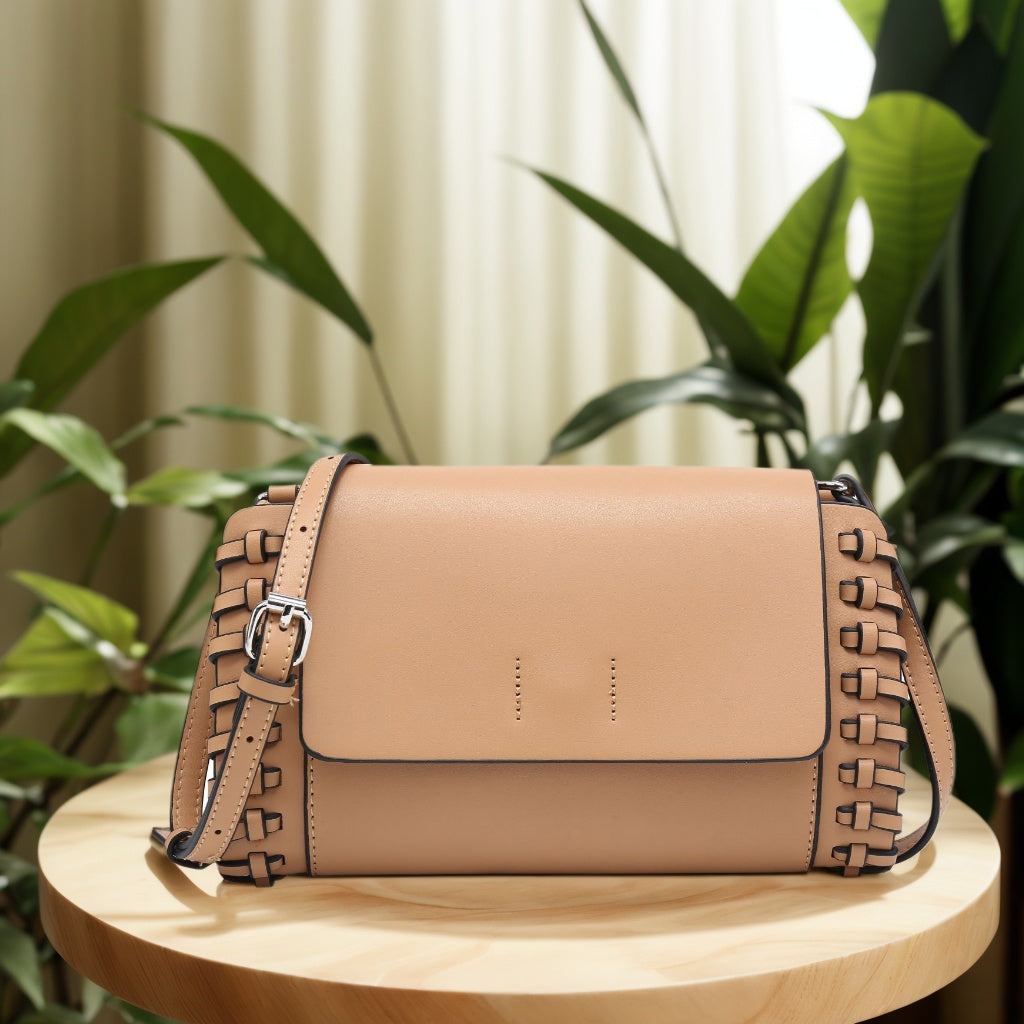 Bolso bandolera pequeño plateado, bolso cuadrado compacto color canela y negro con detalle de tejido artesanal.