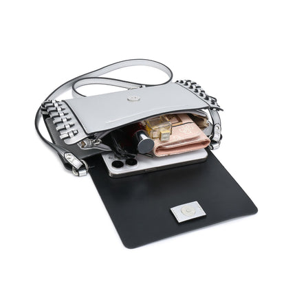 Bolso bandolera pequeño plateado, bolso cuadrado compacto color canela y negro con detalle de tejido artesanal.