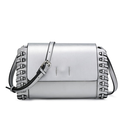 Bolso bandolera pequeño plateado, bolso cuadrado compacto color canela y negro con detalle de tejido artesanal.