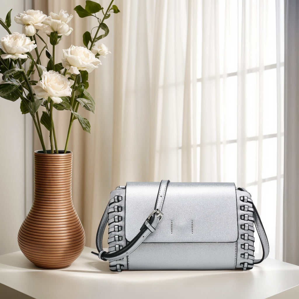 Bolso bandolera pequeño plateado, bolso cuadrado compacto color canela y negro con detalle de tejido artesanal.