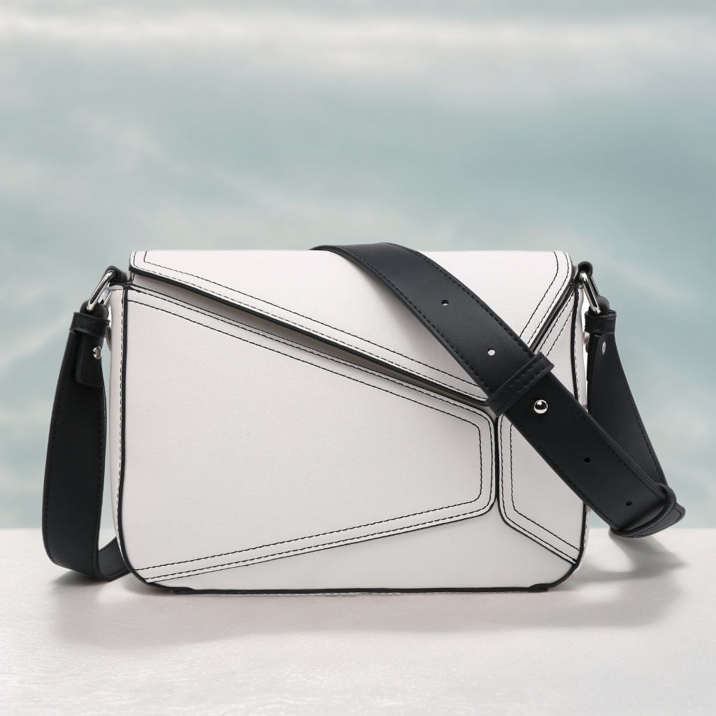 Bolso bandolera pequeño para mujer con monedero cuadrado y solapa con estampado geométrico patchwork.