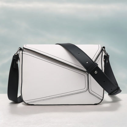 Bolso bandolera pequeño para mujer con monedero cuadrado y solapa con estampado geométrico patchwork.