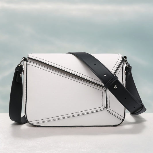 Bolso bandolera pequeño para mujer con monedero cuadrado y solapa con estampado geométrico patchwork.