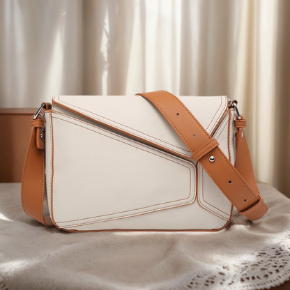 Bolso bandolera pequeño para mujer con monedero cuadrado y solapa con estampado geométrico patchwork.