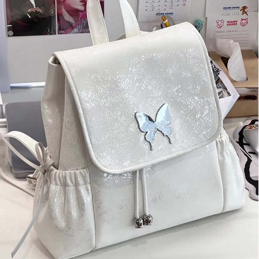Mochila blanca con mariposas, elegante y práctica. Ideal para estudiantes y como bolso de hombro o mochila de viaje. 