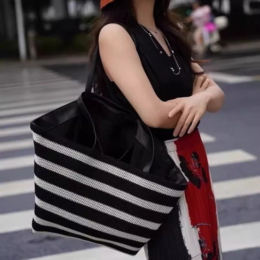 Bolso tote elegante a rayas blancas y negras – Bolso de hombro tejido de gran capacidad para mujer, perfecto para vacaciones y compras. 