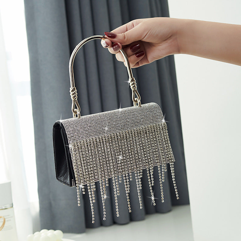 Bolso cuadrado pequeño con borla brillante y pedrería, ideal para cenas de noche, fiestas o como neceser metálico.