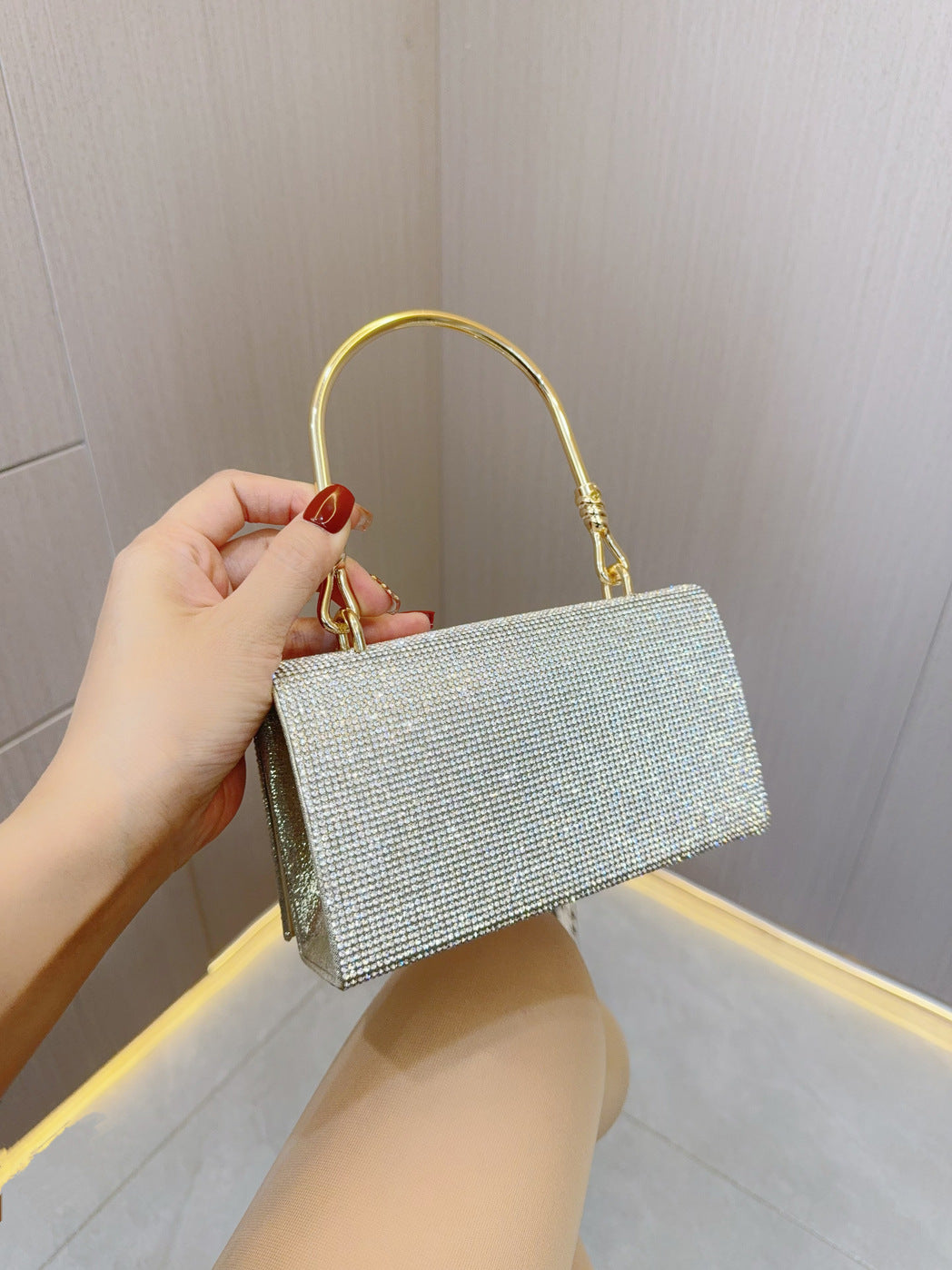 Bolso de noche con pedrería, ideal para bodas, cumpleaños, banquetes y fiestas. Bolso de mano plateado brillante para fiestas y graduaciones.