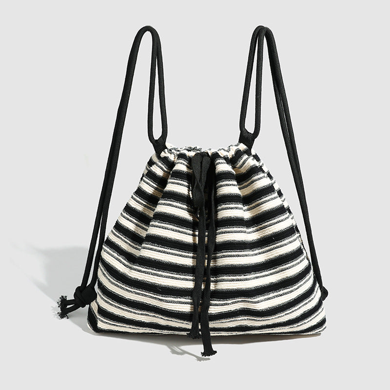 Mochila bandolera de gran capacidad para mujer, estilo urbano, con correa ajustable, estilo versátil y tejida a la moda. Mochila a rayas blancas y negras para mujer. 