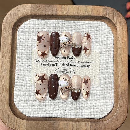 Armadura hecha a mano con diseño de ojo de gato, con lunares y estrellas de café marrón pintadas a mano.