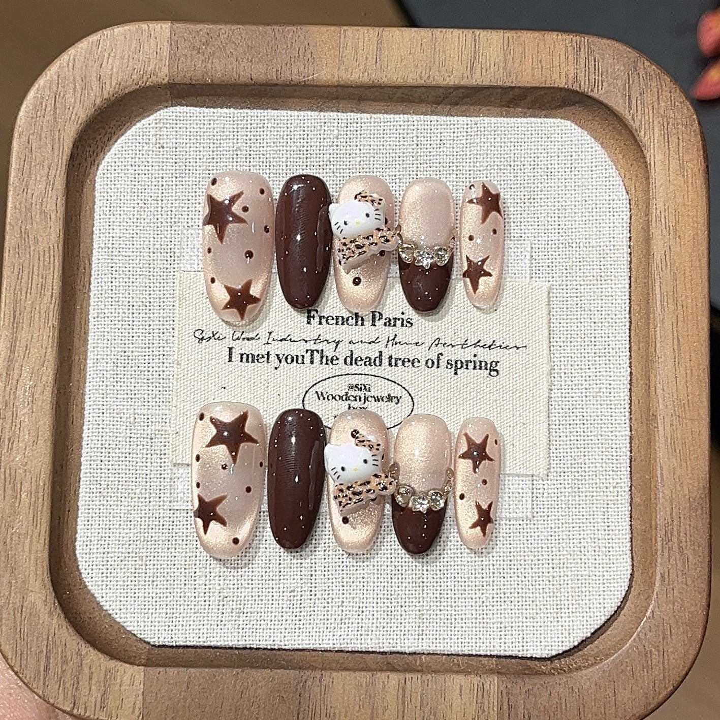 Armadura hecha a mano con diseño de ojo de gato, con lunares y estrellas de café marrón pintadas a mano.