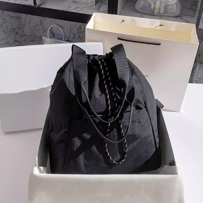 Mochila deportiva ultraligera e impermeable para mujer: mochila ligera ideal para viajes y elegante bolso de hombro. 