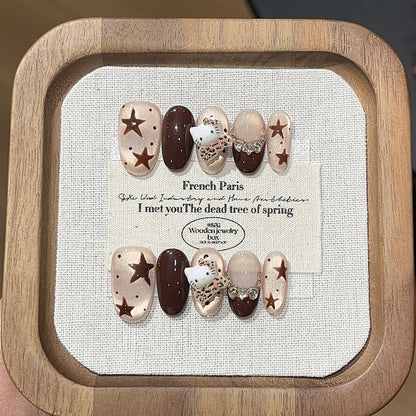 Armadura hecha a mano con diseño de ojo de gato, con lunares y estrellas de café marrón pintadas a mano.