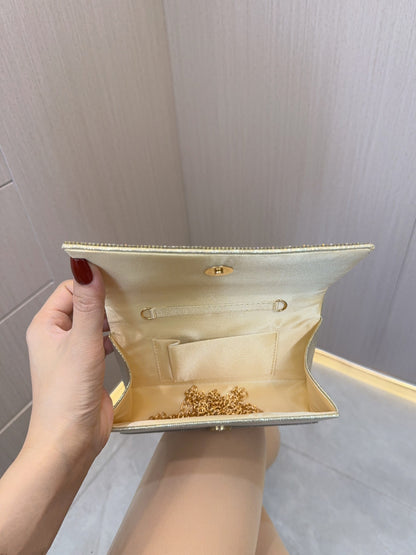 Bolso de noche con pedrería, ideal para bodas, cumpleaños, banquetes y fiestas. Bolso de mano plateado brillante para fiestas y graduaciones.