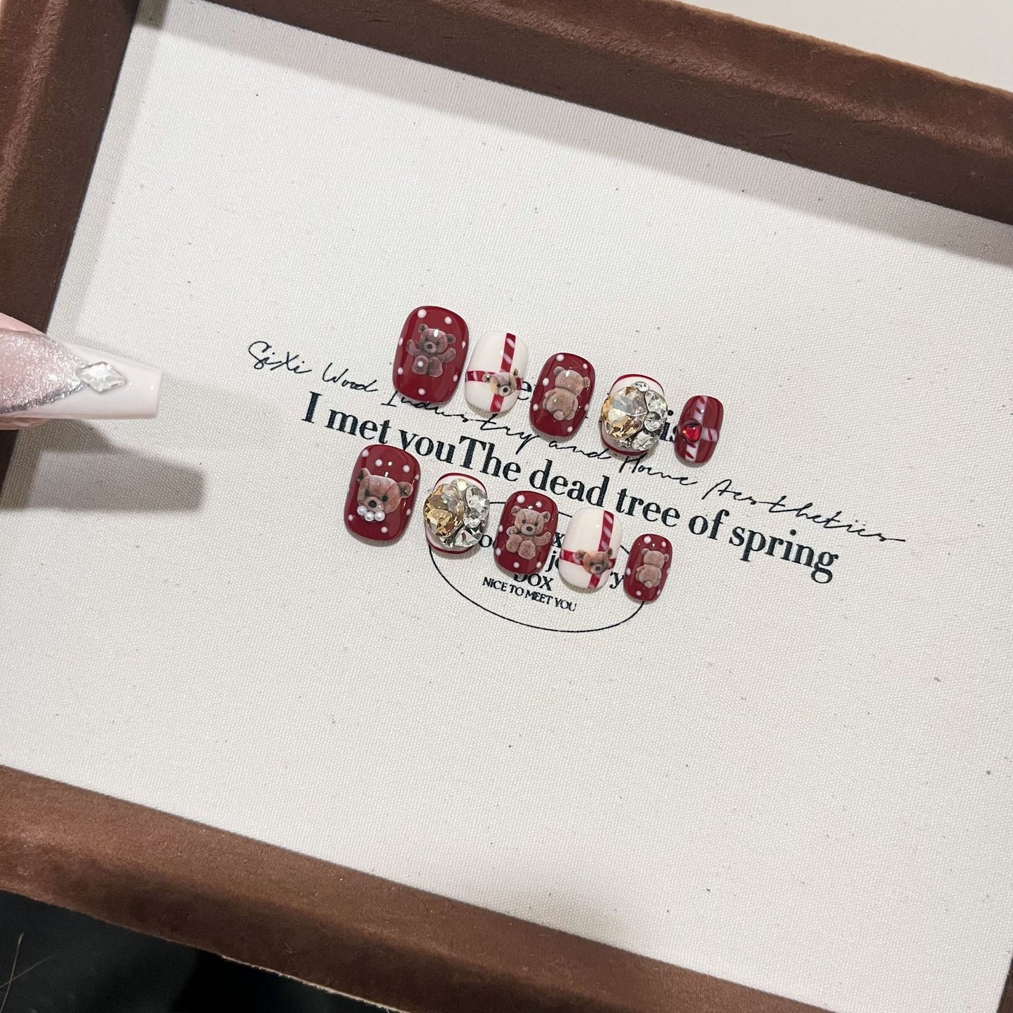 Armadura roja navideña hecha a mano de Año Nuevo, oso de dibujos animados, linda armadura con parche de uñas de otoño e invierno hecho a mano.