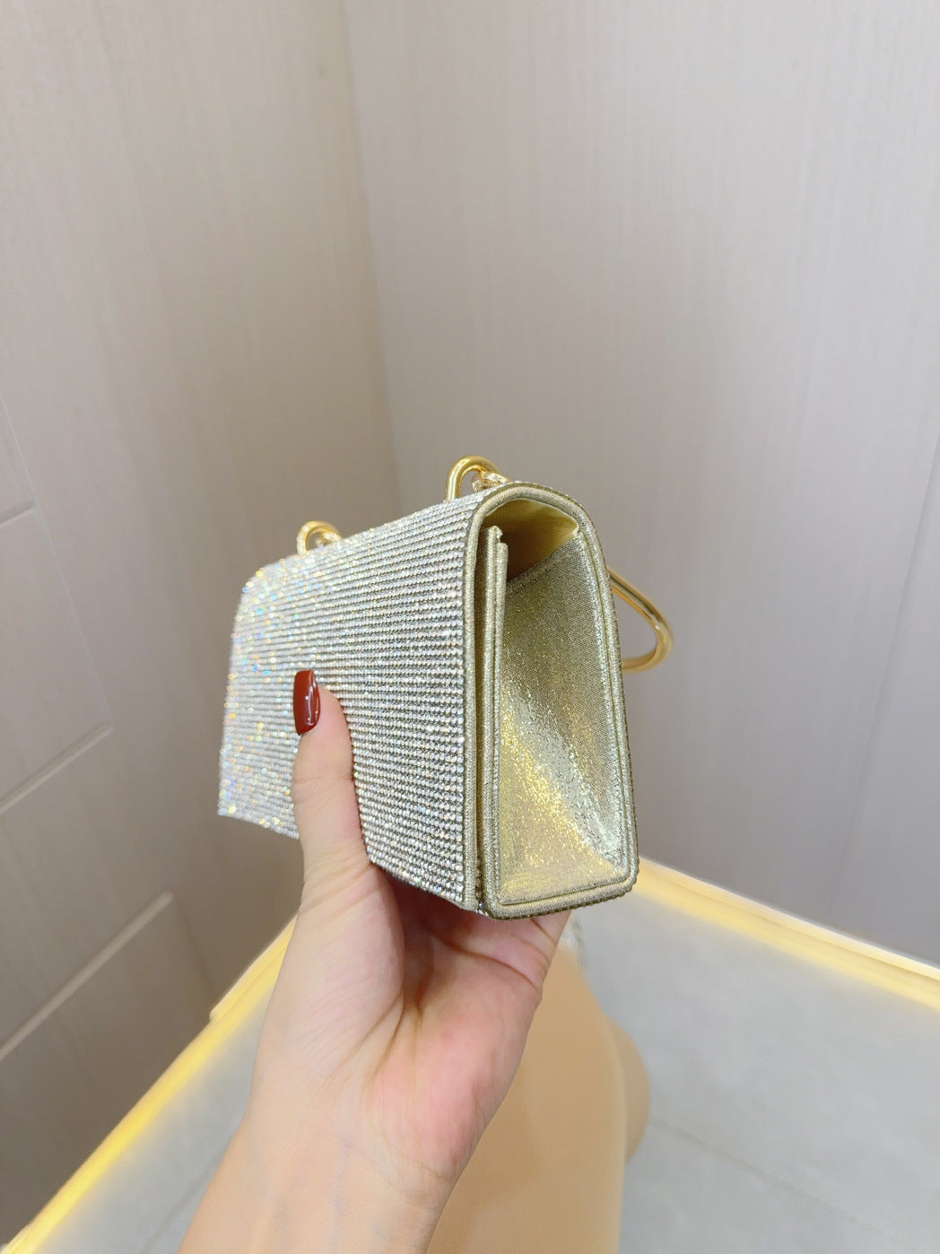 Bolso de noche con pedrería, ideal para bodas, cumpleaños, banquetes y fiestas. Bolso de mano plateado brillante para fiestas y graduaciones.