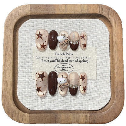 Armadura hecha a mano con diseño de ojo de gato, con lunares y estrellas de café marrón pintadas a mano.