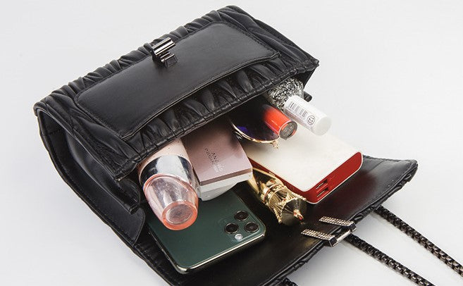 Bolso bandolera con cadena y camelia bordada