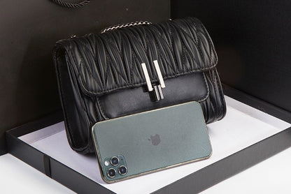 Bolso bandolera con cadena y camelia bordada