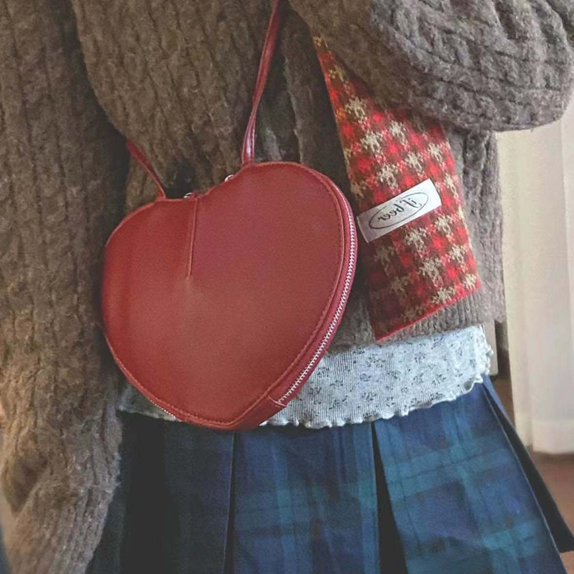 Mini love-shaped crossbody bag, bag women's casual fashion versatile shoulder crossbody bag, fashion stylish love women's bag red