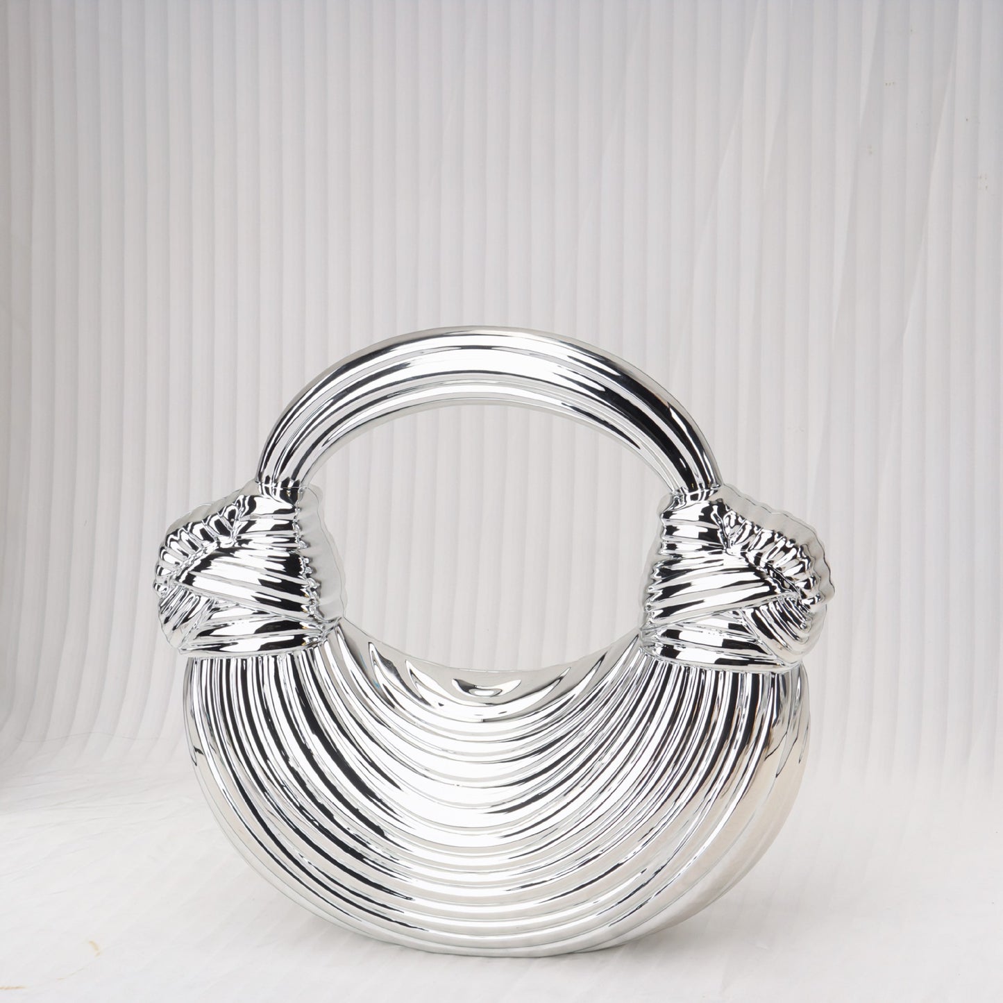 Bolso de mano tipo clutch de acrílico brillante con nudo, ideal para cenas, eventos informales, fiestas, graduaciones y eventos especiales. 