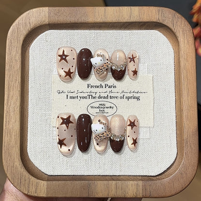 Armadura hecha a mano con diseño de ojo de gato, con lunares y estrellas de café marrón pintadas a mano.