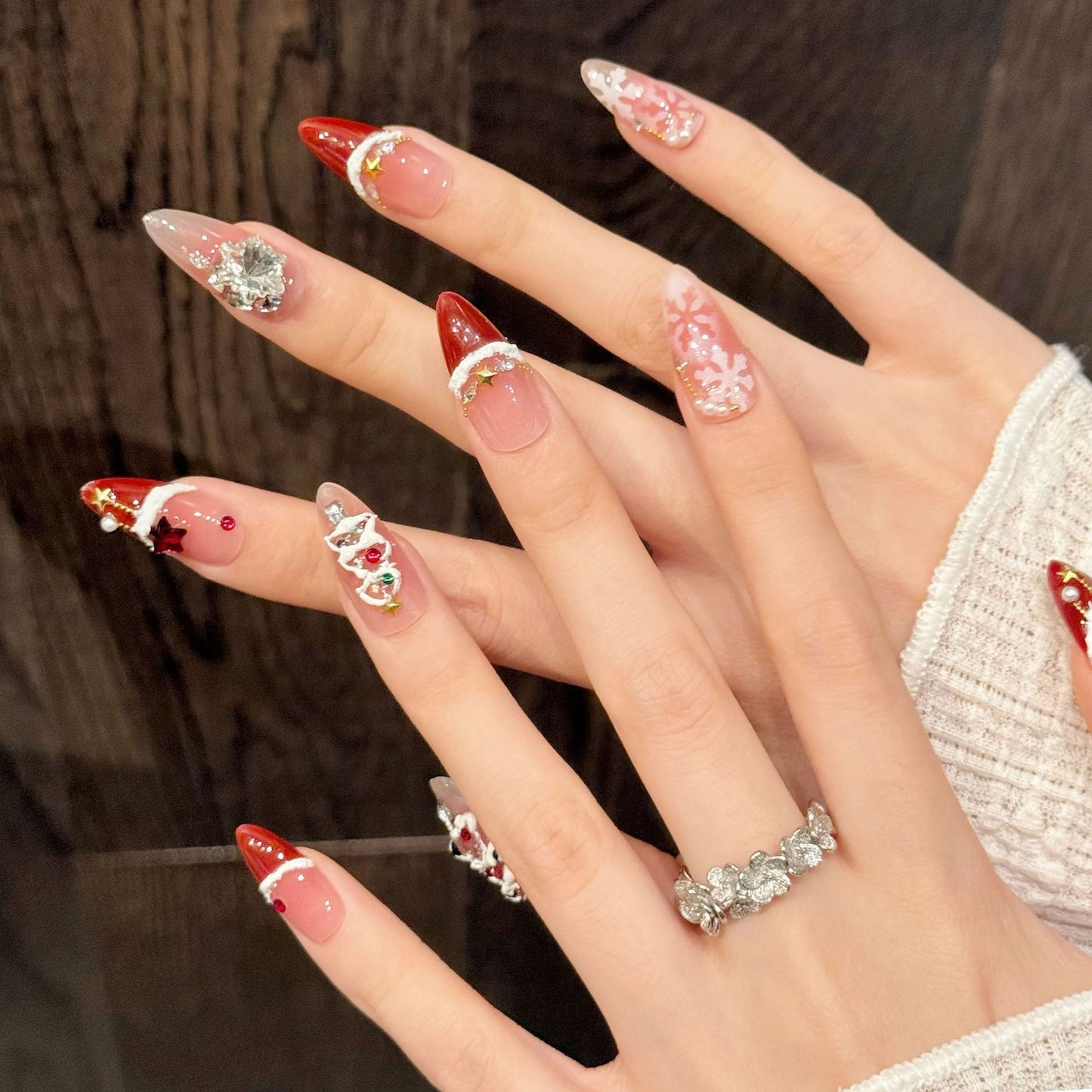 Arte de uñas francés con rubor navideño y copos de nieve de terciopelo rojo, arte de uñas hecho a mano