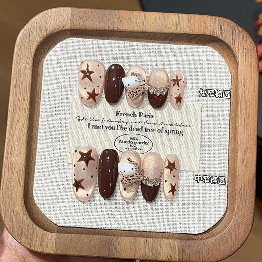 Armadura hecha a mano con diseño de ojo de gato, con lunares y estrellas de café marrón pintadas a mano.