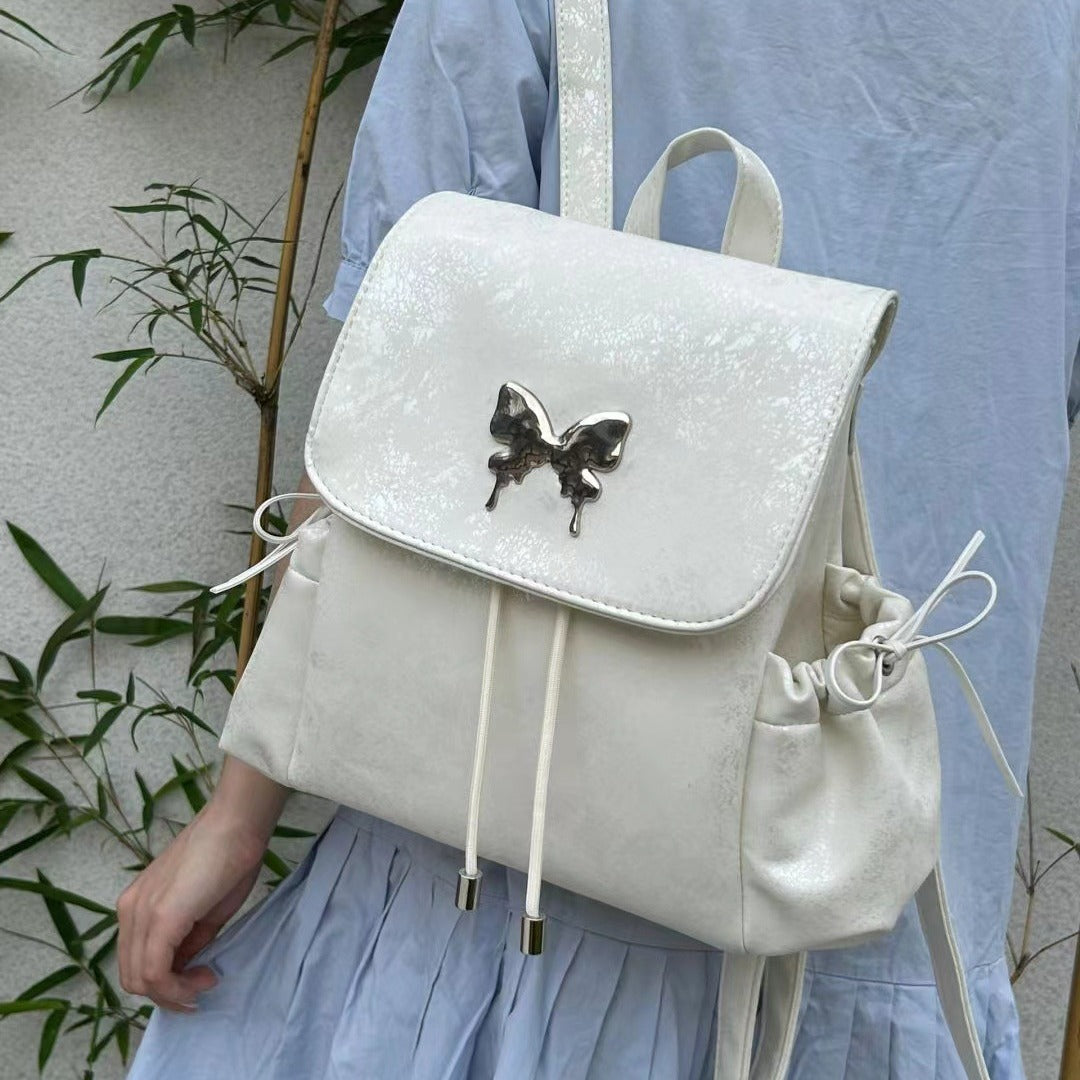 Mochila blanca con mariposas, elegante y práctica. Ideal para estudiantes y como bolso de hombro o mochila de viaje. 