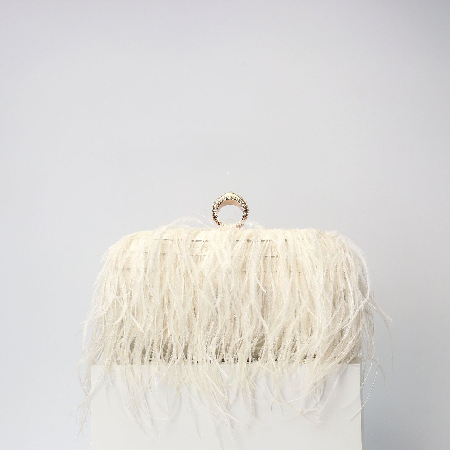 Elegante caja para anillos de pelo de avestruz – Bolso pequeño cuadrado con cadena, bandolera, bolso de mano de terciopelo para la noche, perfecto para cenas, salidas informales, fiestas y eventos nocturnos. 