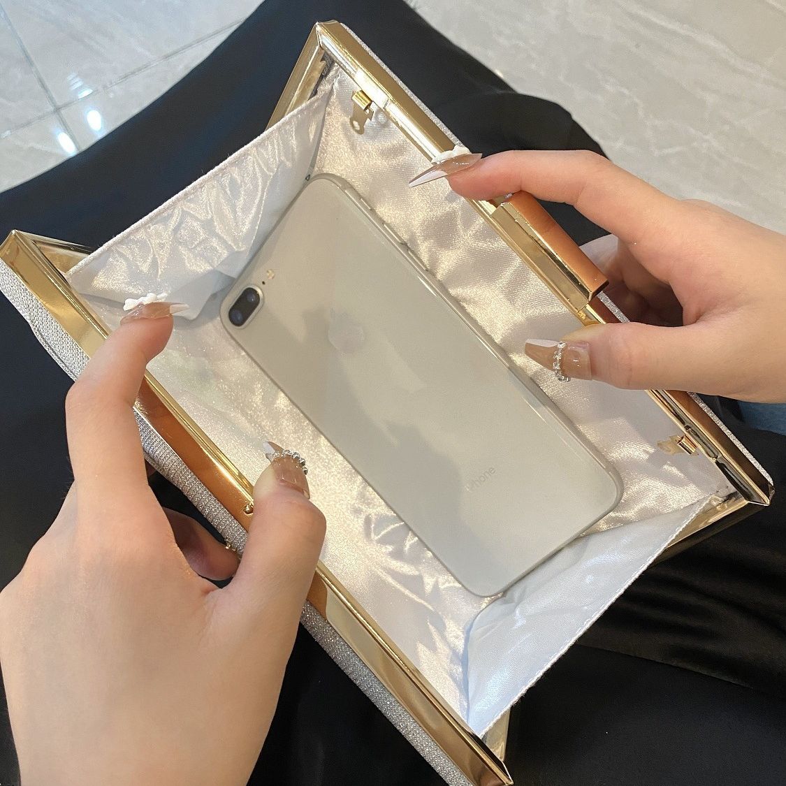 Bolso de mano cuadrado de noche con botones de diamante. Bolso de mano diagonal para bodas, cumpleaños y cenas.