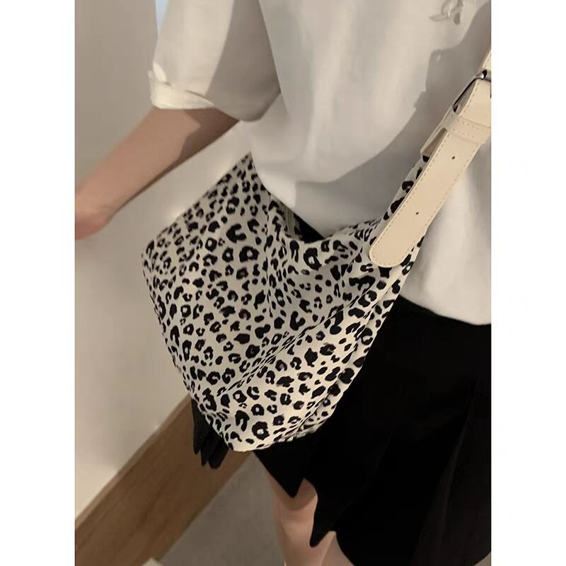 Bolso hobo de gran capacidad con estampado de leopardo, bolso tote para mujer, bolso de hombro versátil y a la moda, bolso de lona para el día a día. 